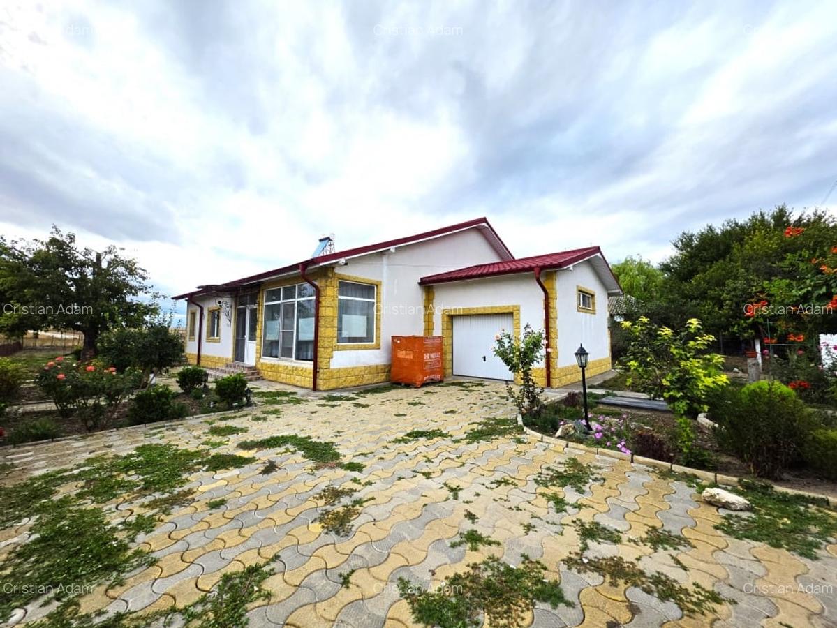 Casa cu 3 camere si garaj - teren 1180 MP - Oituz, jud. Constanta - 1