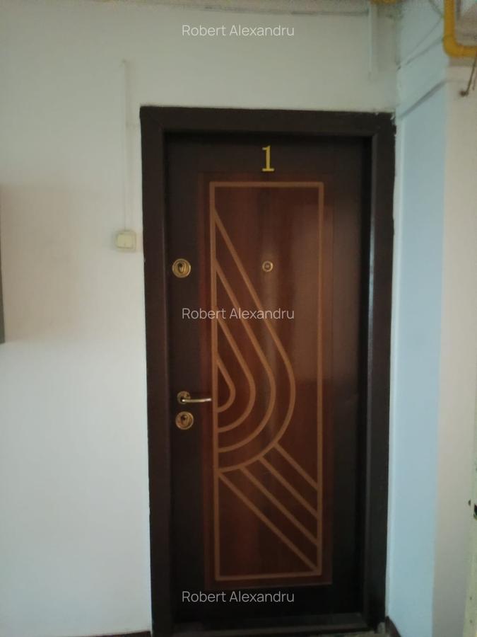 Se vinde apartament semidecomandat 3 camere la parter pret 71000 euro neg. - 1