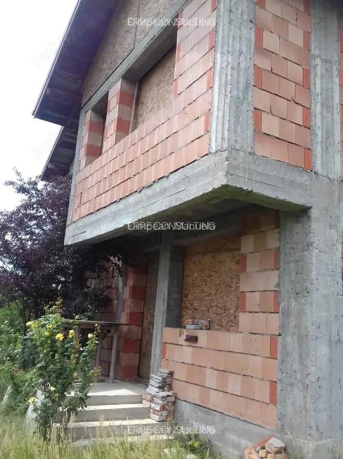 Casa situata in carttierul rezidential Domnesti - 1