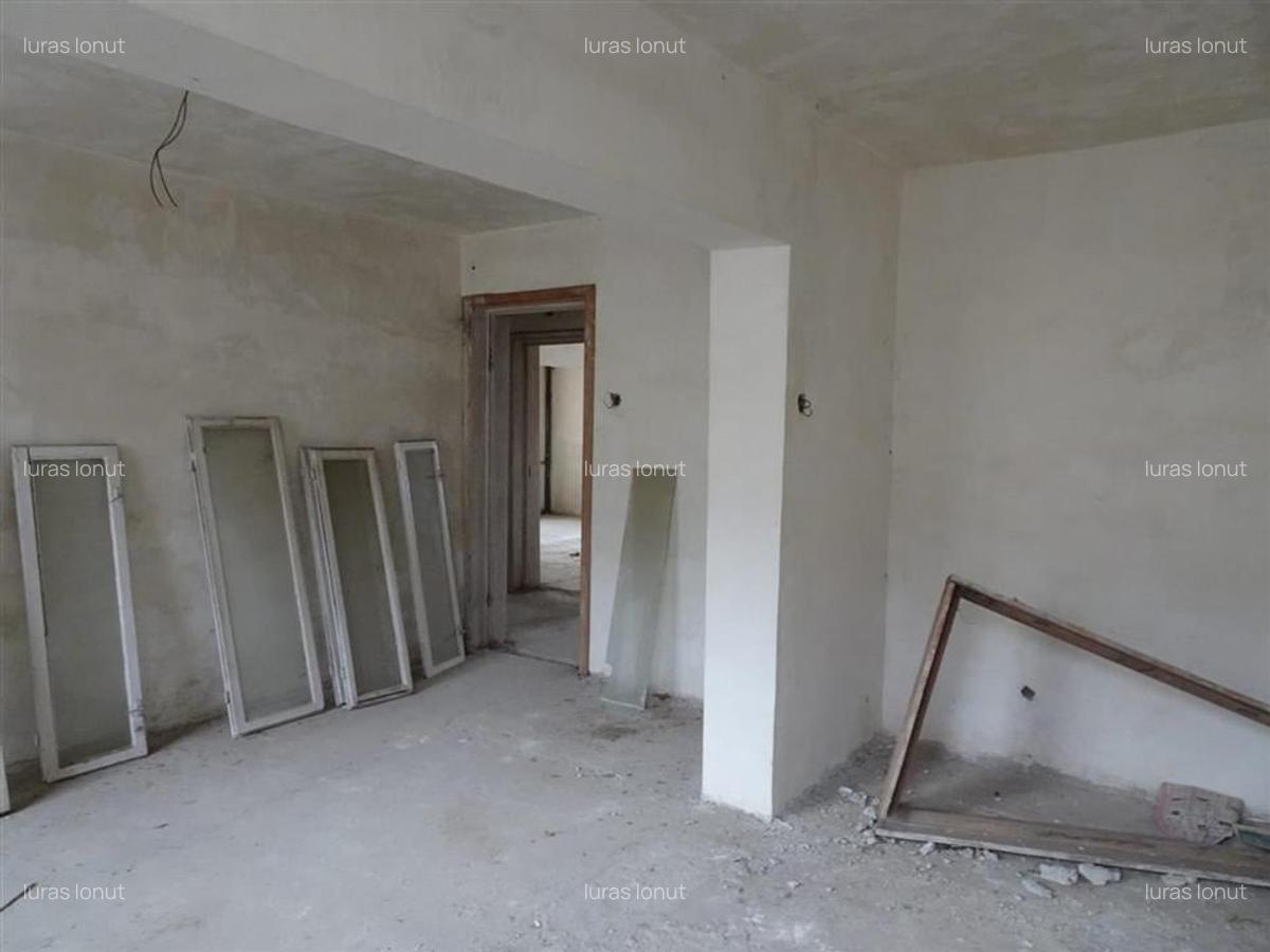 Apartament cu 4 camere decomandat în Central - 3