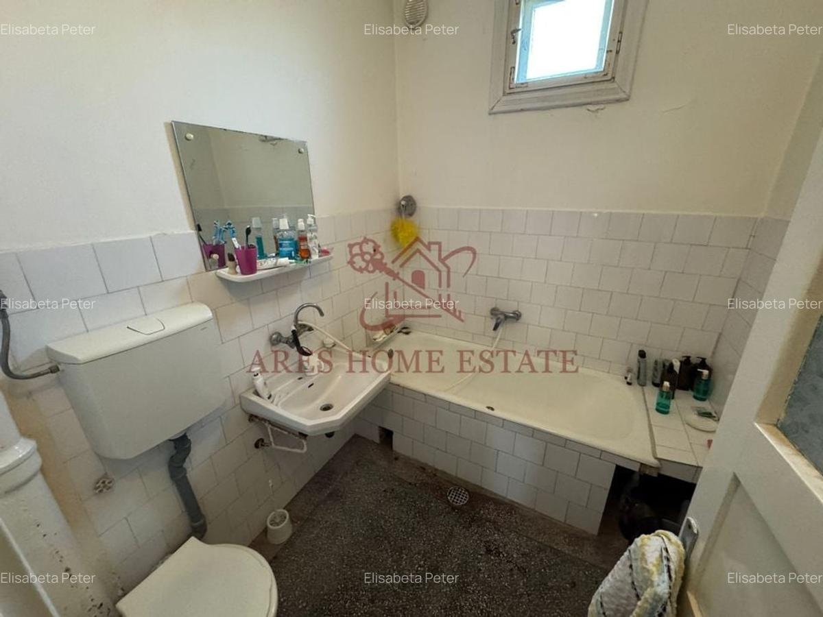 Investiție cu potențial: 2 apartamente + mansardă – Comison 0 - 10