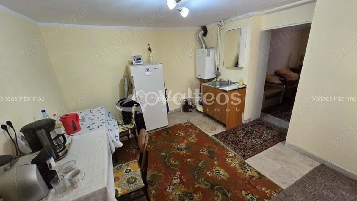 Resita, de vanzare casa, doua corpuri, curte, zona centrala - 3