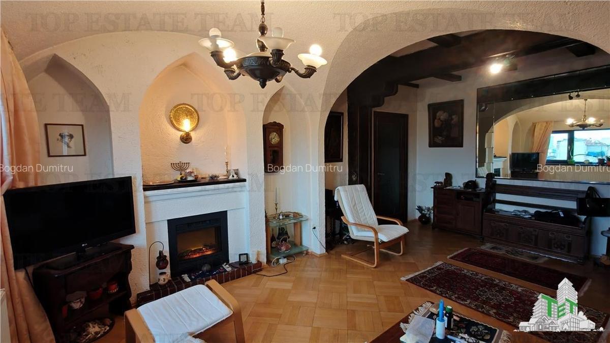 Apartament de 3 camere ultracentral, 2 intrari, lift cu acces privat, pod pentru - 1