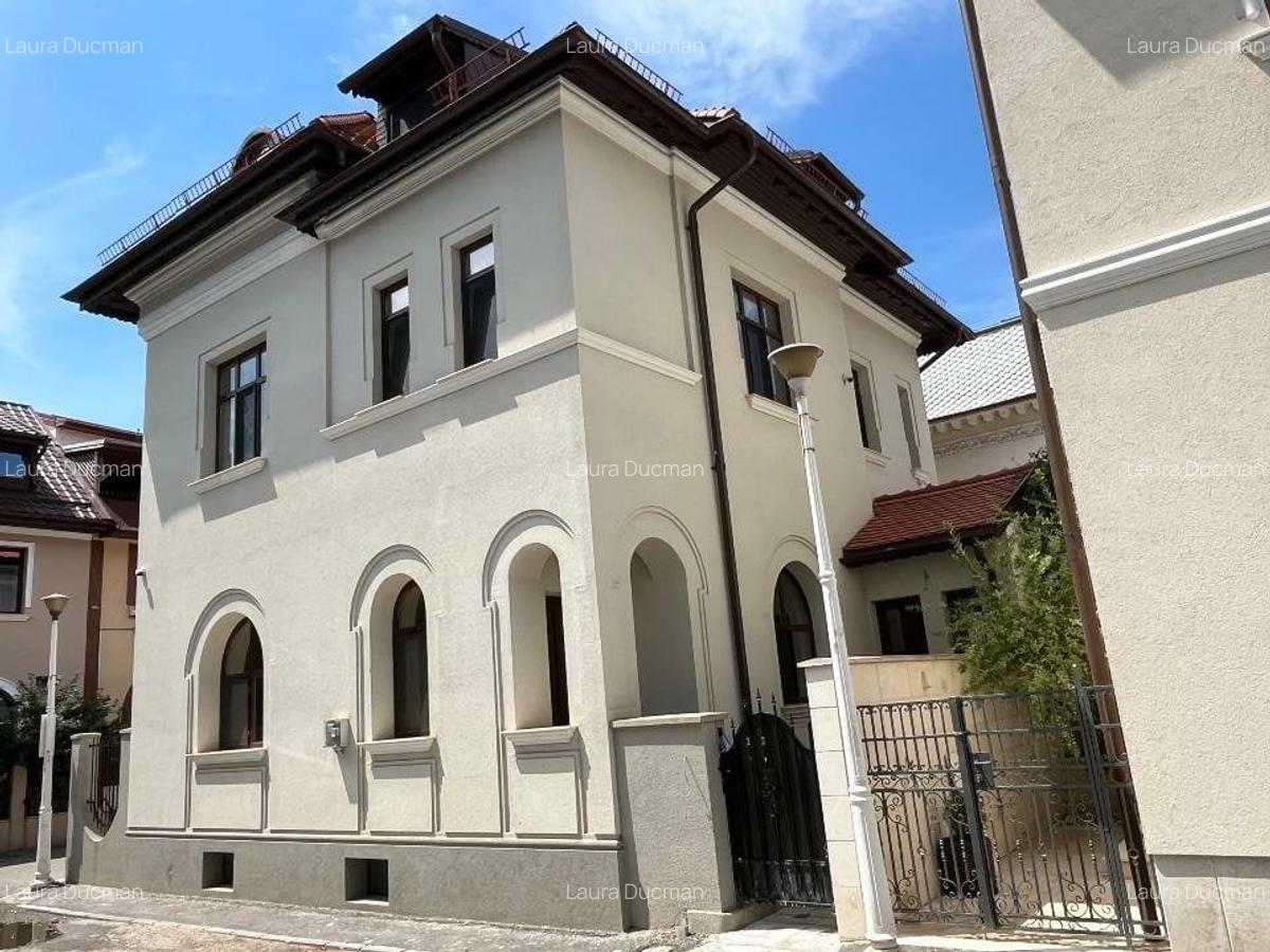 Spatiu emblematic situat in inima orasului pretabil activitati comerciale - 1