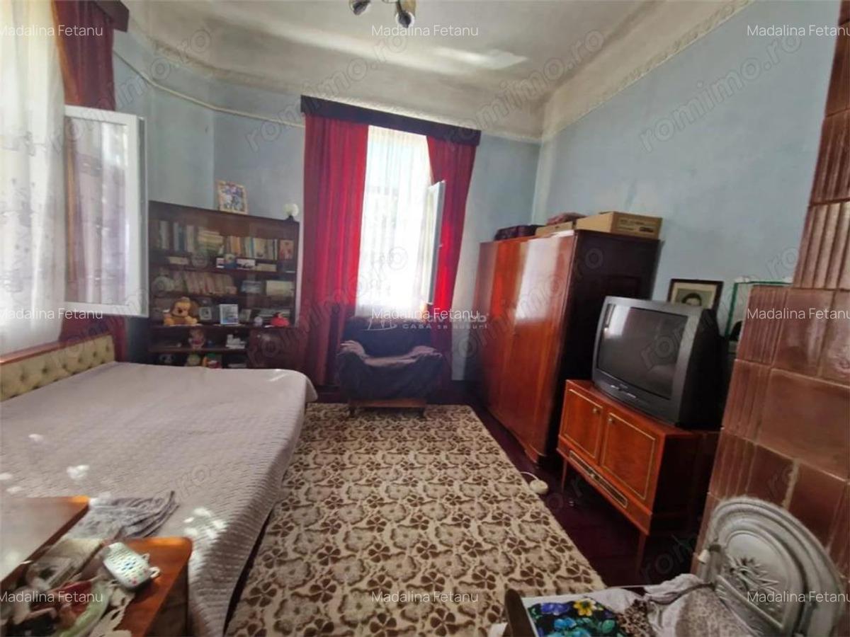 Ramnicu Valcea - Biblioteca Judeteana - casa - 3 camere - curte comuna - 4