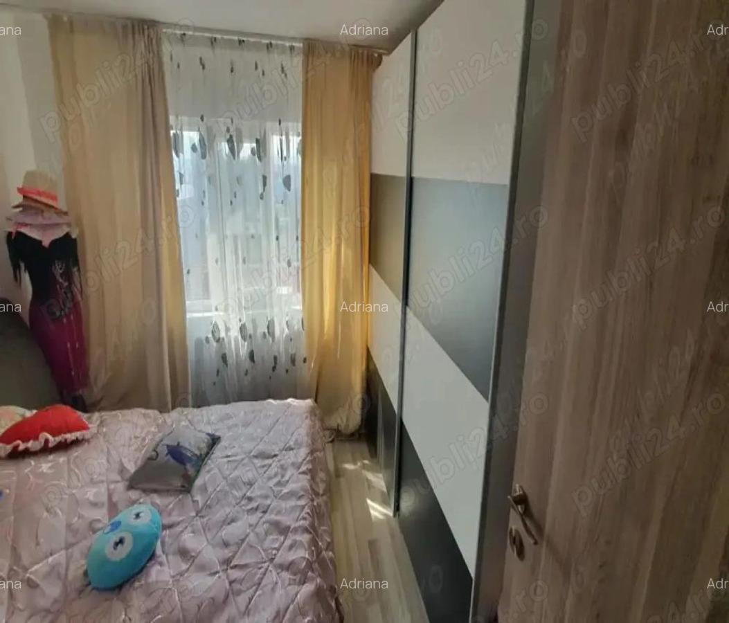 Apartament de vanzare 3 camere decomandat , situat in Zona Lunei - 2