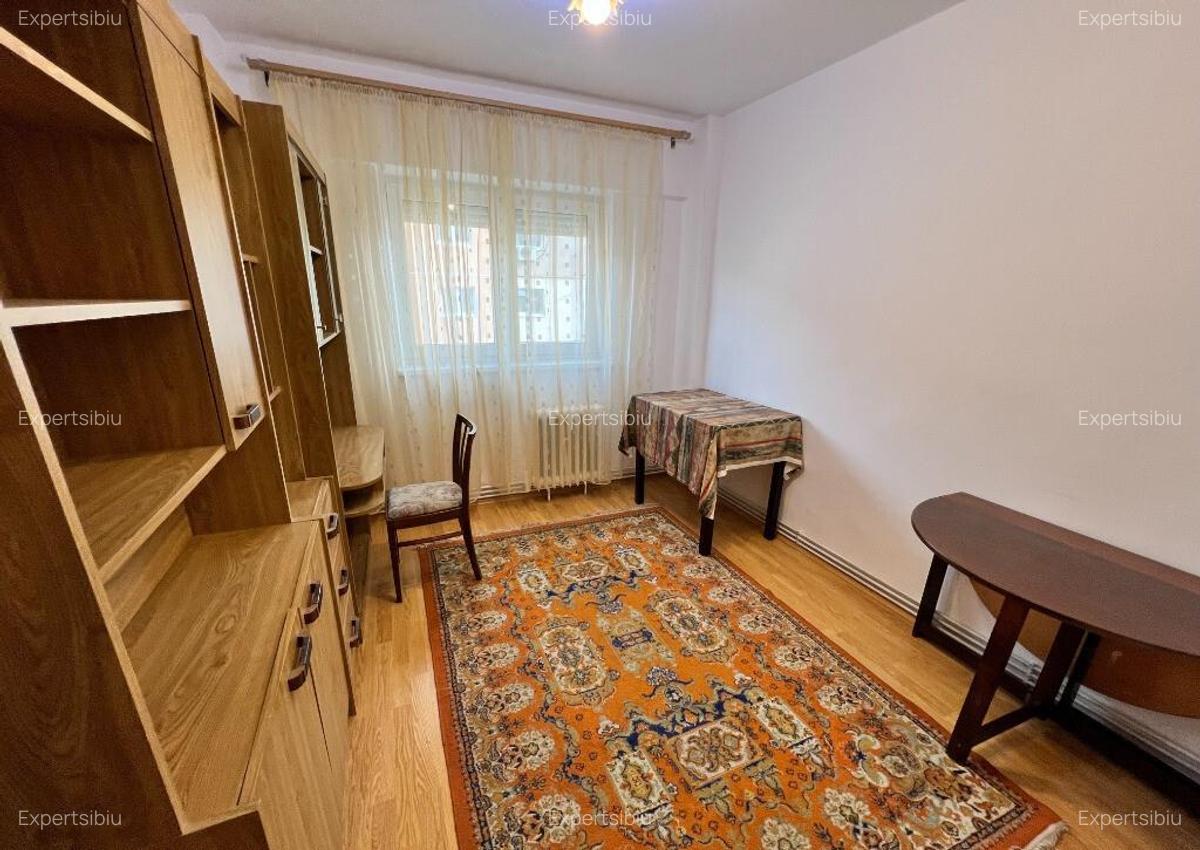 INCHIRIEZ apartament 4 camere decomandat, zona Vasile Aaron - 1