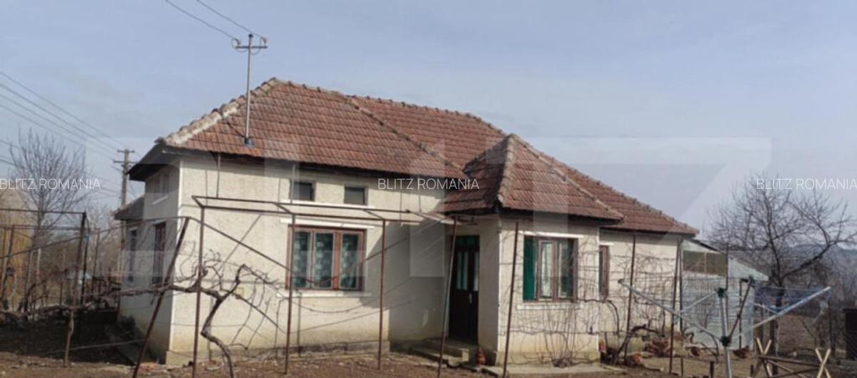 Casa cu 3 camere, bucatarie si baie, 105 mp ?i un teren de - 8