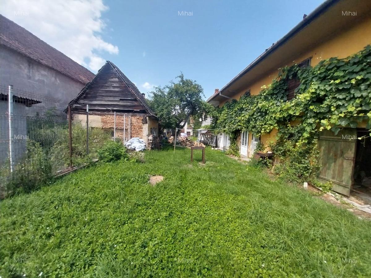 Casa deosebita, doua corpuri, 7 camere, 3 bucatarii, curte 1282 mp, Rasnov. - 2