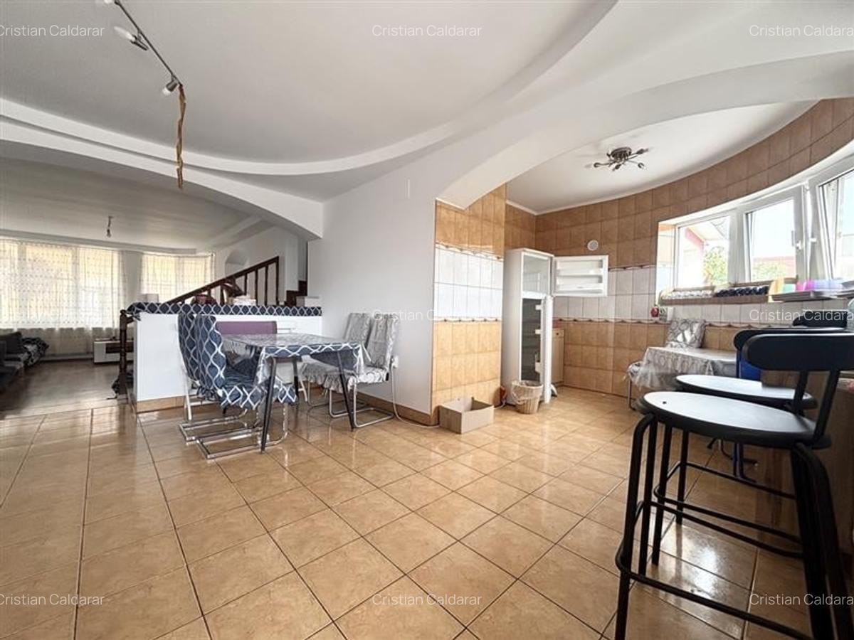 Casa spatioasa si bine compartimentata in Velenta  locatie excelenta - 2