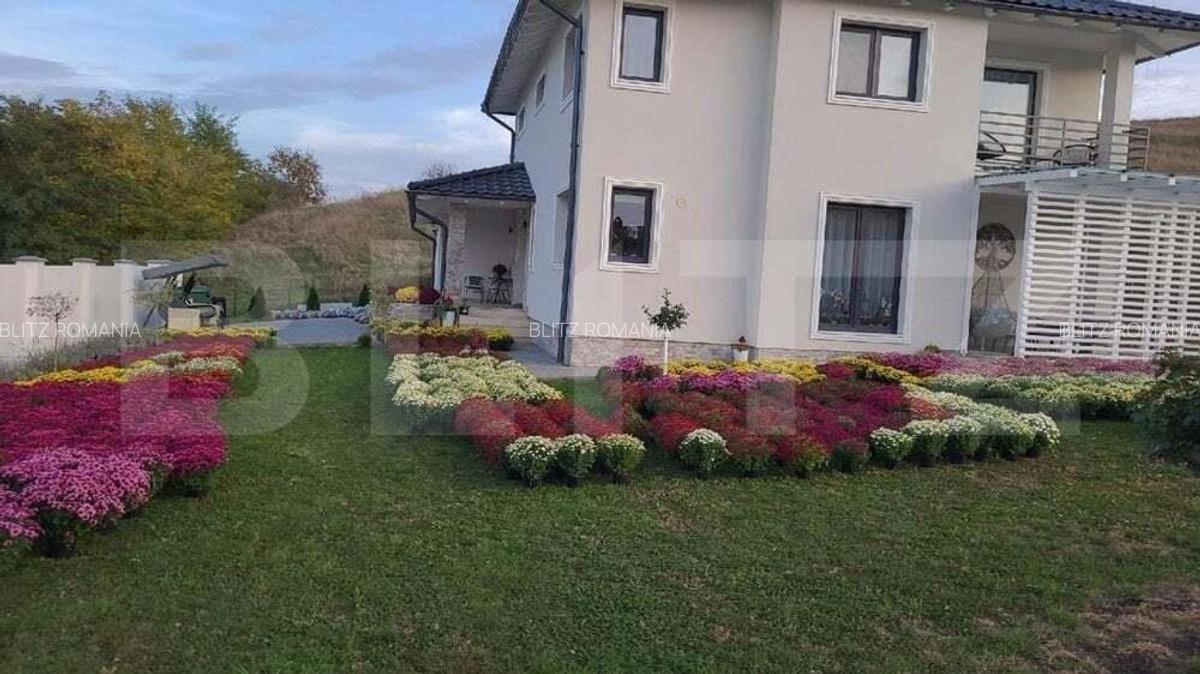 Casa de vacanta cu priveliste catre lac, 213 mp utili, 3500 mp teren cu livada - 3