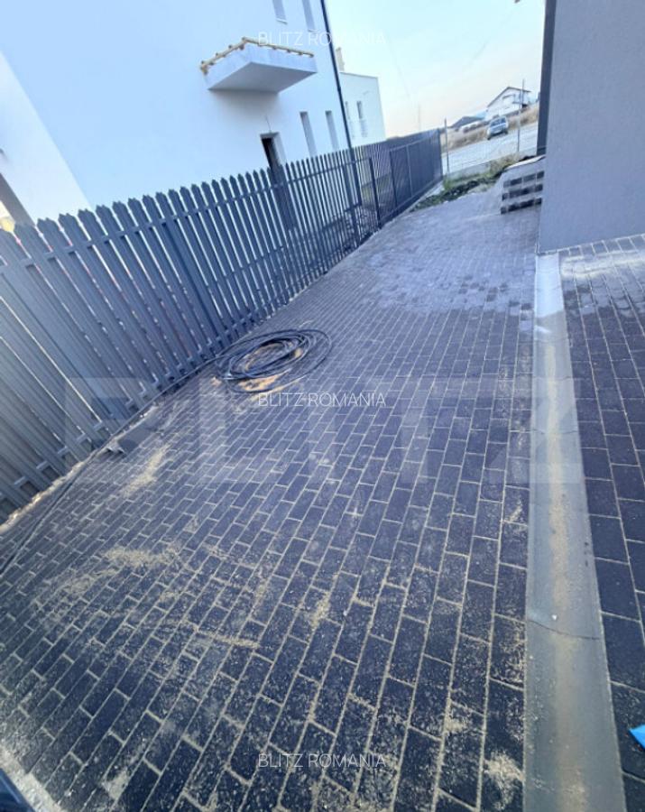 Casa de vanzare in Sanpetru teren 300 m2, suprafa? - 3