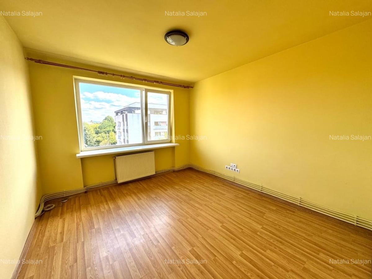 Apartament de vanzare  - 3 camere - zona Iuliu Maniu - 2