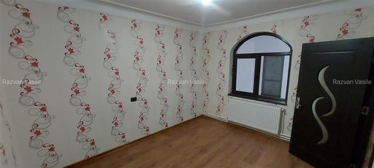 Oportunitate. Casa situata intr-o zona linistita, cu foarte multa verdeata si - 6
