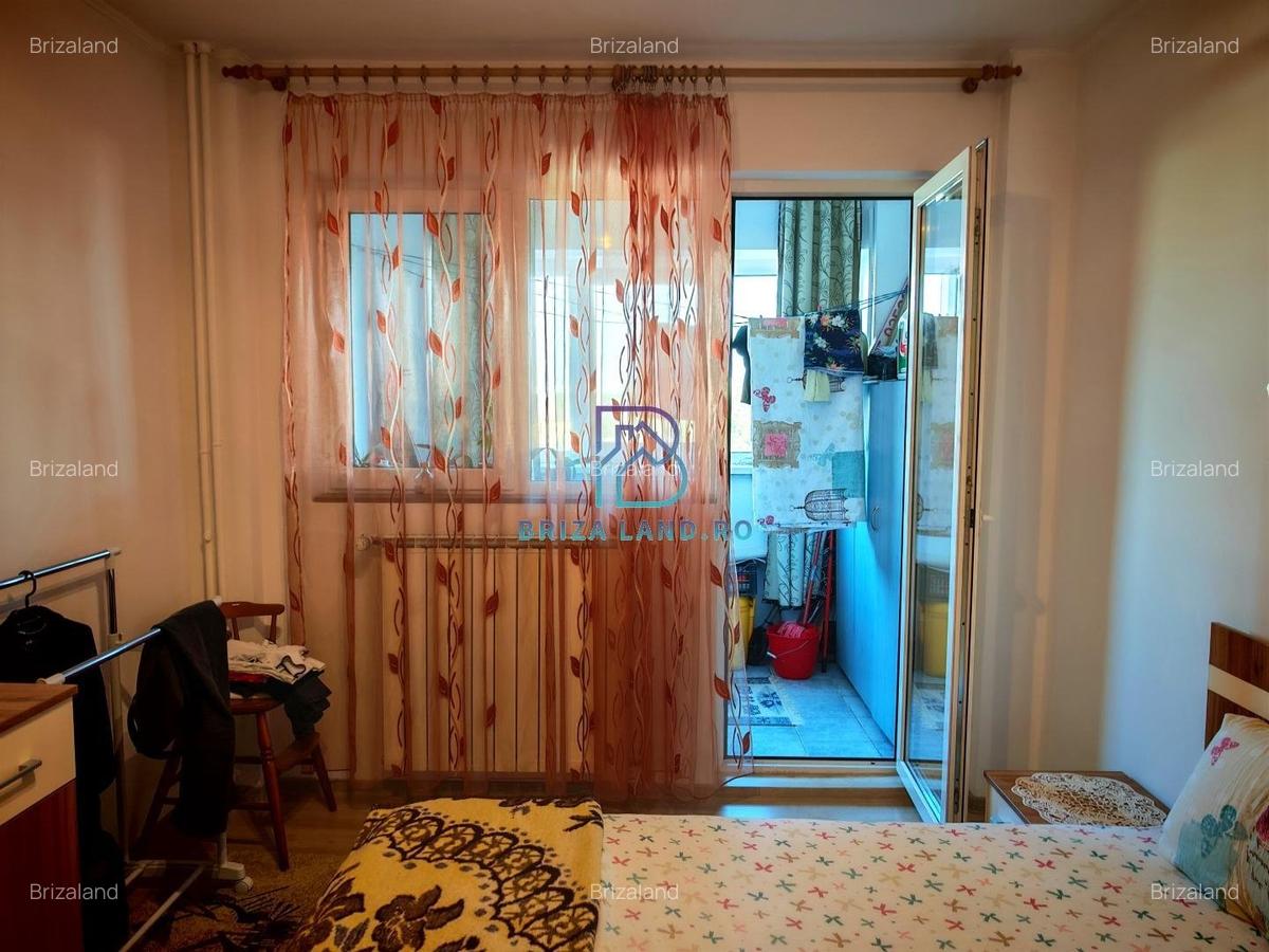 Doamna Ghica, bloc 2002, etaj 3/4, decomandat, doua bai - 18