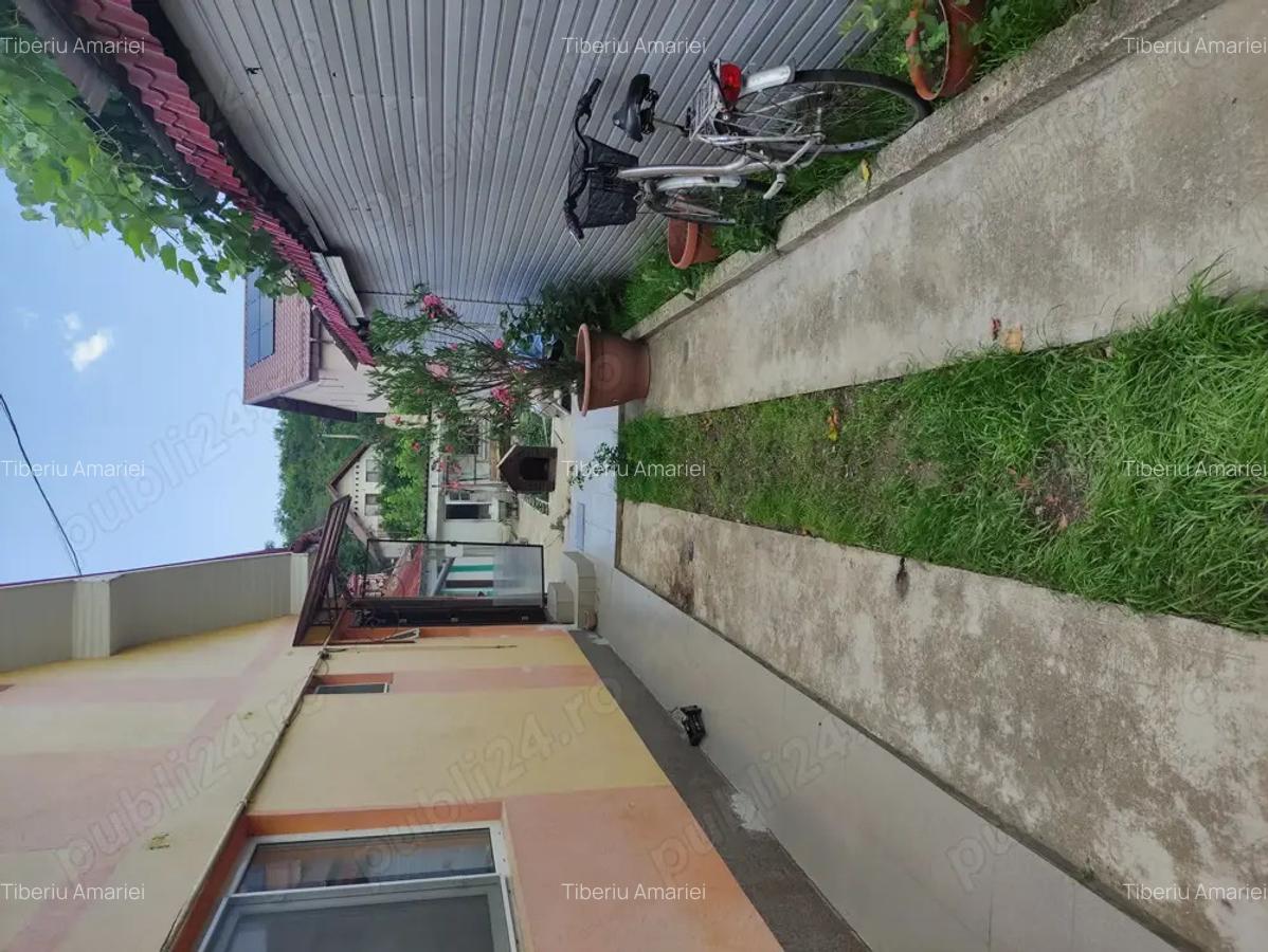 Vand casa cu etaj langa ?coala 9 - 9