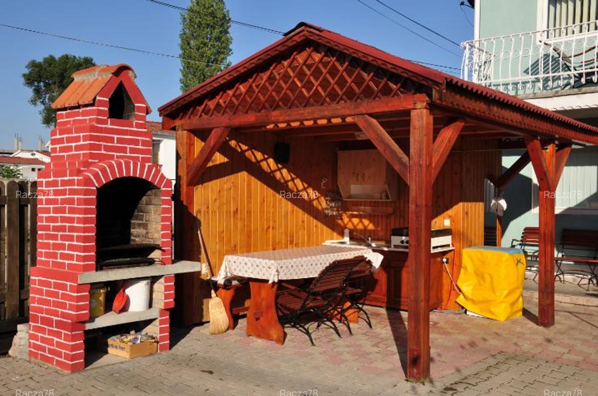 Vănzare casa cu 3 aparatemente separate la 50 m de plajă în Costineșt - 2