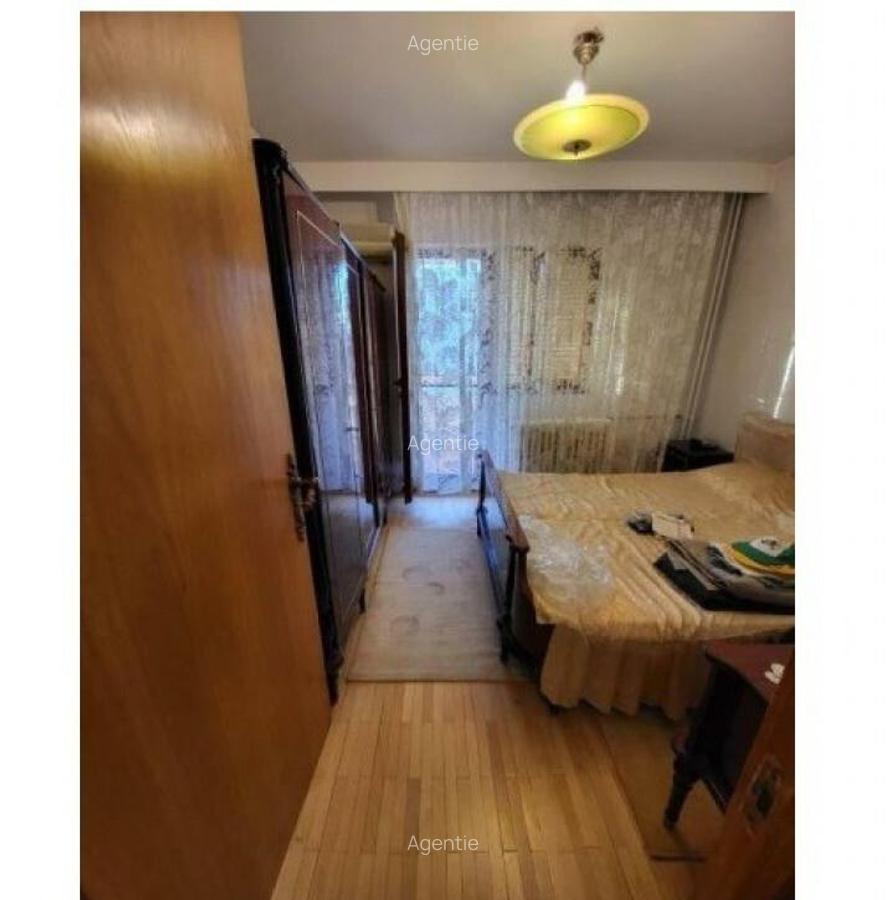 Bdul.Tineretului, vis-a vis,de Park, Ap.4 cam. - 3