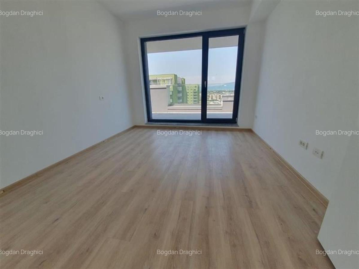 Apartament cu 3 camere decomandat în Tractorul - 5