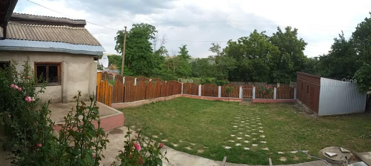 Casa, teren ?i anexe. In Boto?ani, Un?eni, Burle?ti - 2