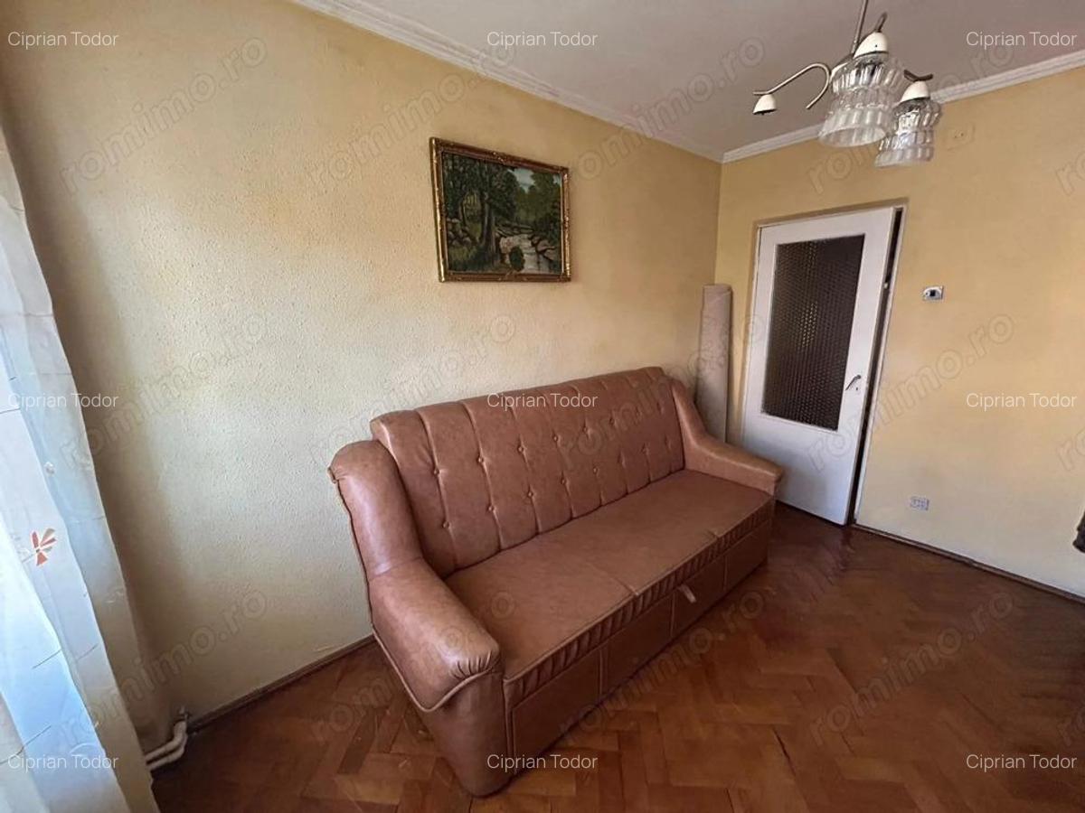 Apartament 3 camere, etaj 3 - zona Cetate - 2