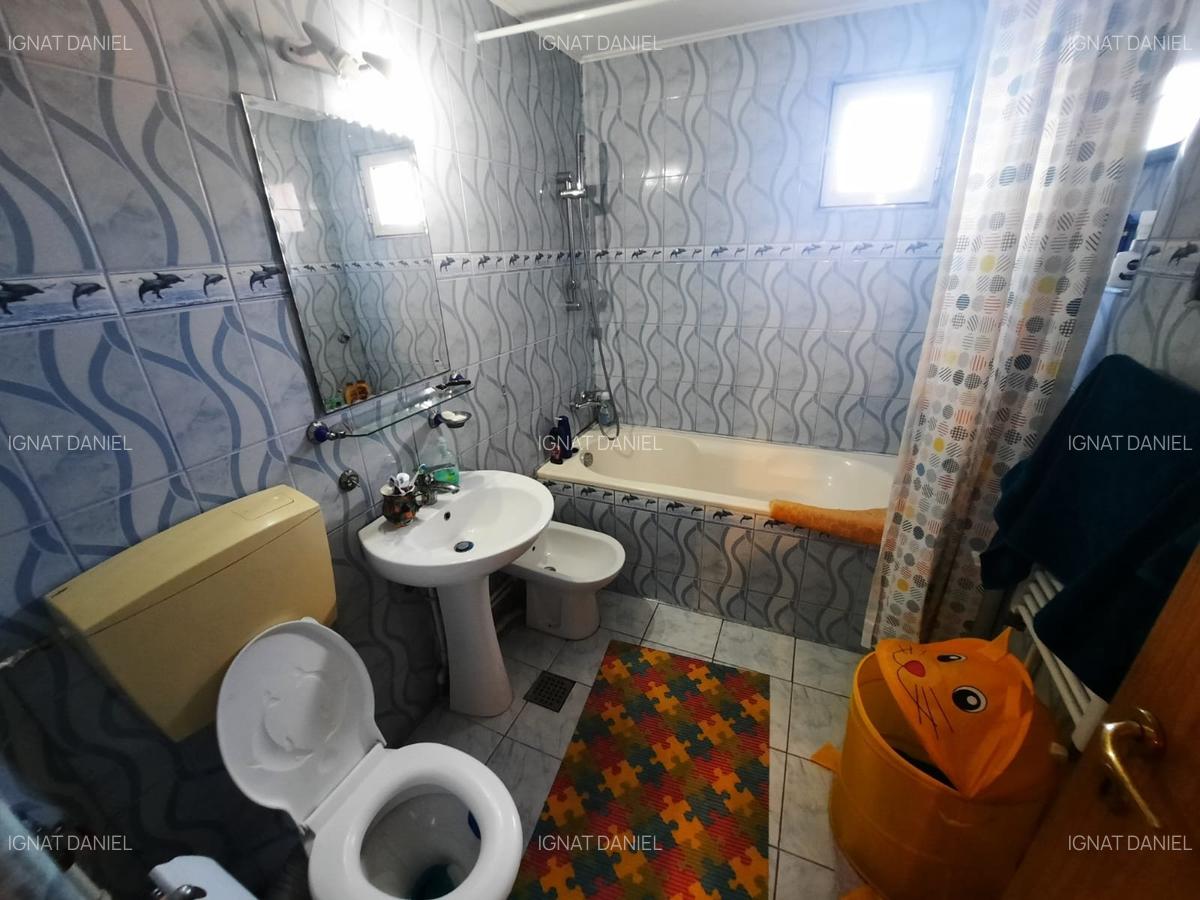 Apartament cu 3 camere decomandat, zona Nicolina - 8