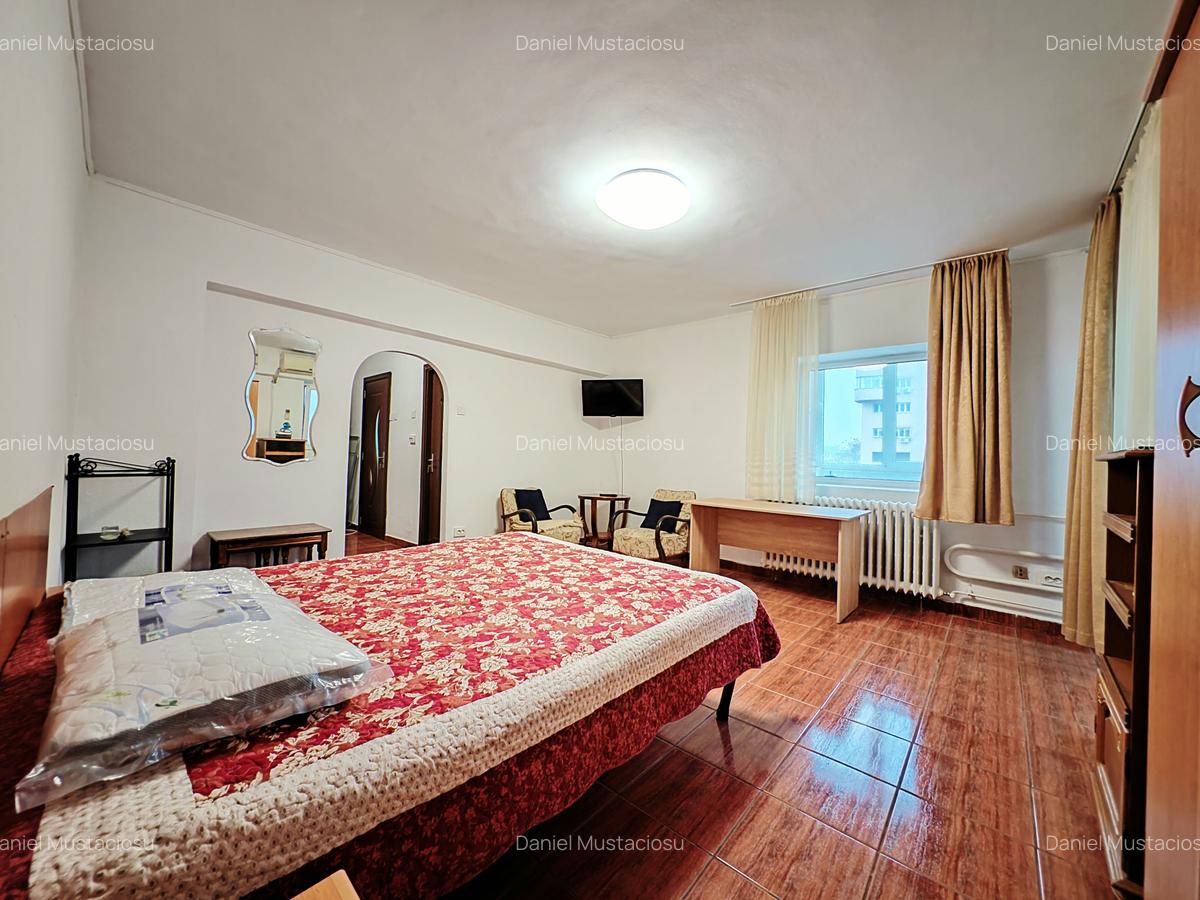 Piata Victoriei | vis a vis de metr.| Spatioasa in bl.anvelopat,vedere in piata - 5