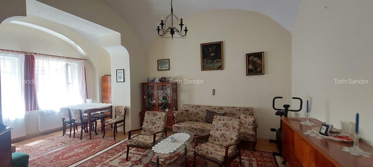 De vanzare ap.2 camere , curte comuna - P-ta Bolyai- langa Tribunal - 9