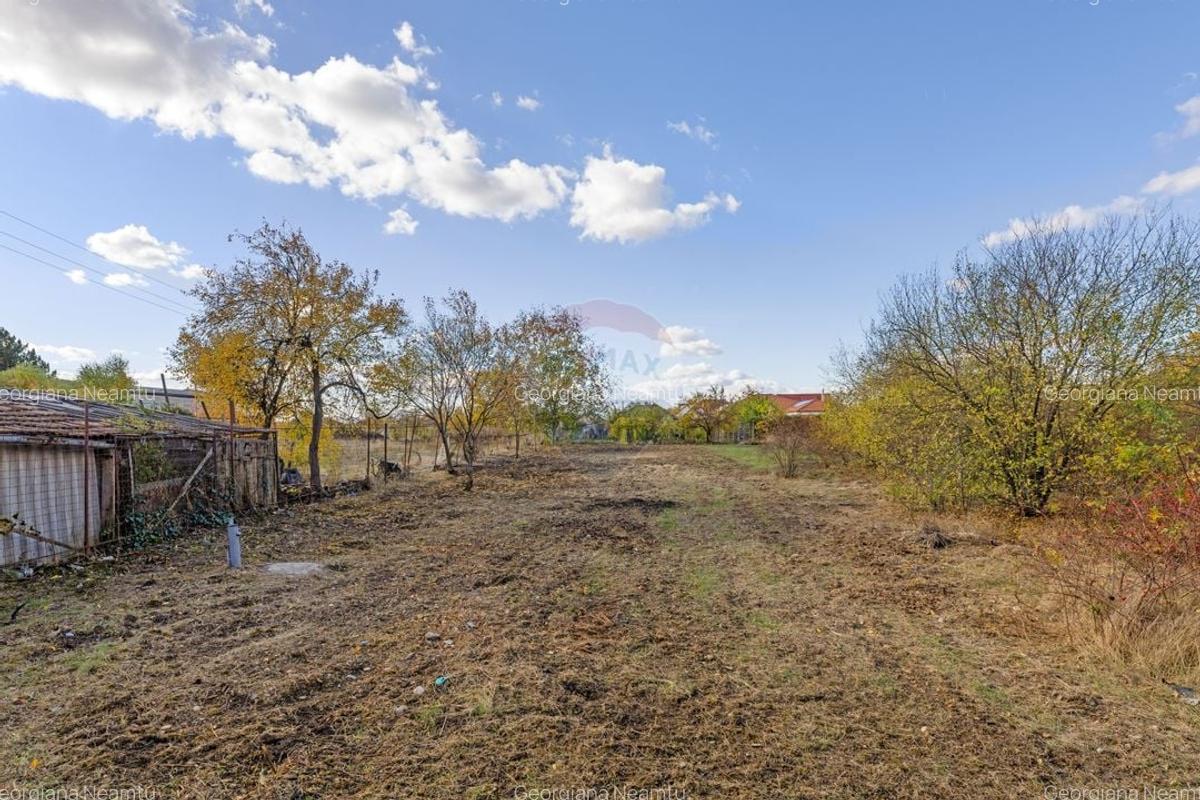 Casa la rosu cu teren generos, 500 mp, situata pe strada Ostasului - 21