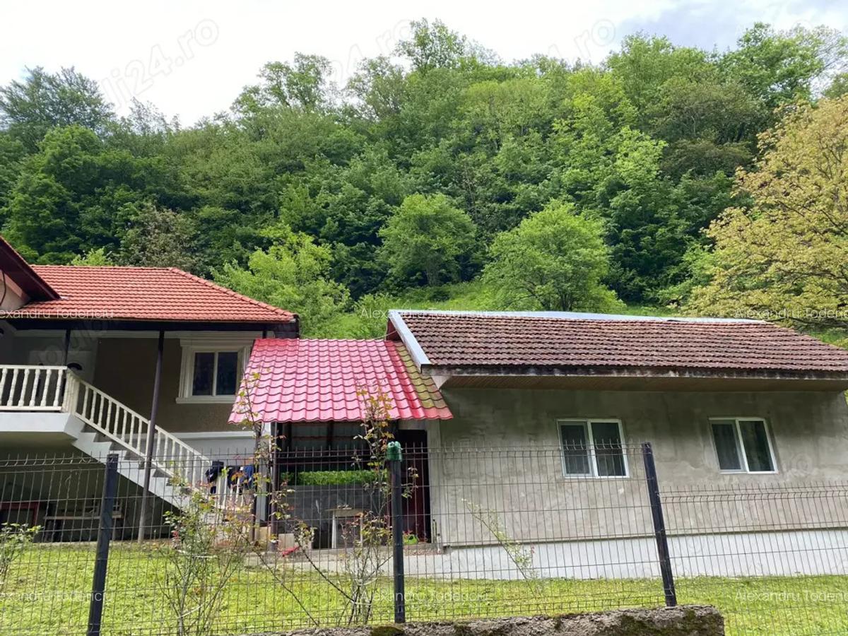 Vand casa si teren cu suprafa?a de 6523m - 2