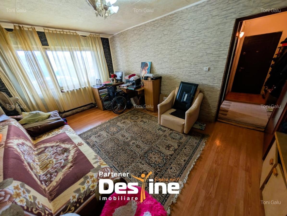 4 camere decomandat - 2 bai cu geam - centrala termica - simplu - la strada, CUG - 2