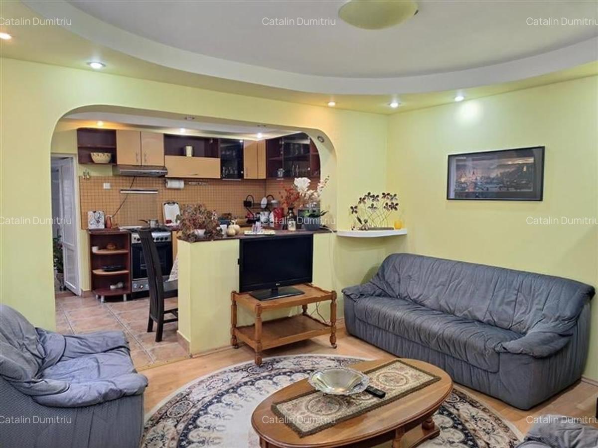 Casa Bartolomeu, pe doua nivele, stil deosebit, curte comuna - 2