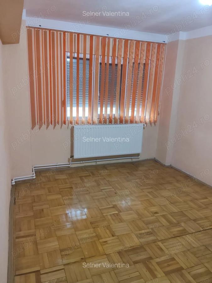 Vand apartament cu 4 camere decomandate in Caransebe?, cartier Pipirig, et.4 - 3