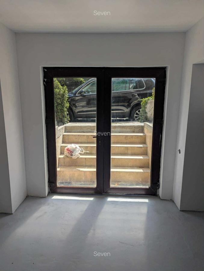 Spatiu comercial 130 mp - demisol - Faleza Nord - 148.000 euro(Cod E8) - 4