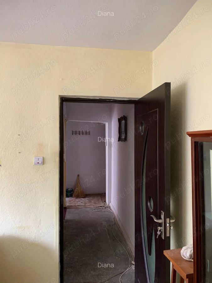 De vanzare apartament 3 camere semidecomandat, et1 4, zona centrala , Slobozia, Jud Ialomi?a - 1