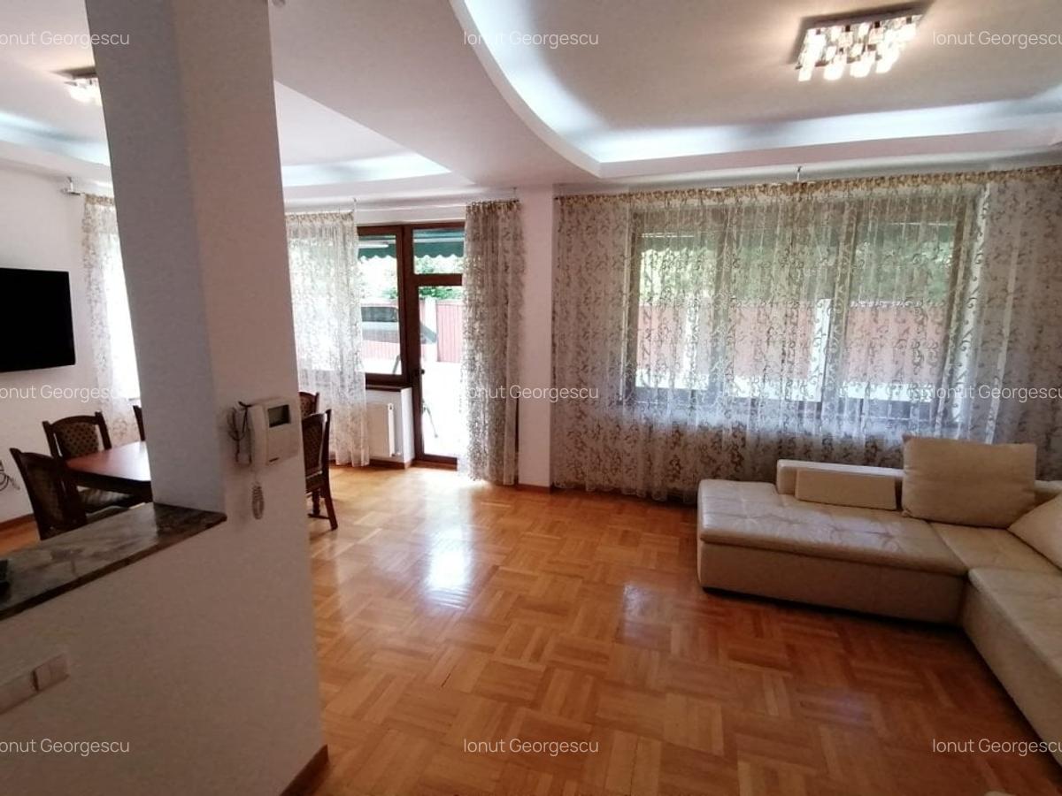 Pipera: Vila cu 6 dormitoare, garaj si curte generoasa, aflata intr-o zona linis - 9