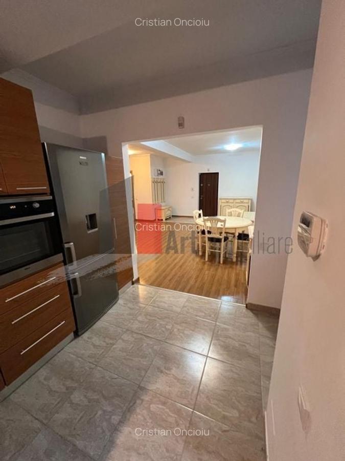 Apartament cu 3 camere semidecomandat în 1 Mai - 12