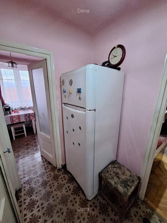 Vand apartament in Petrosani 2 camere central, la strada principala et. 3 - 5