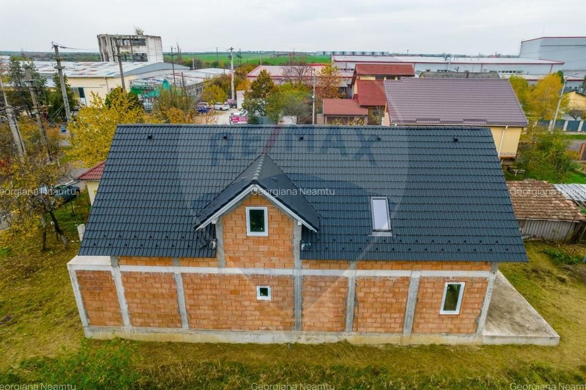 Casa la rosu cu teren generos, 500 mp, situata pe strada Ostasului - 14