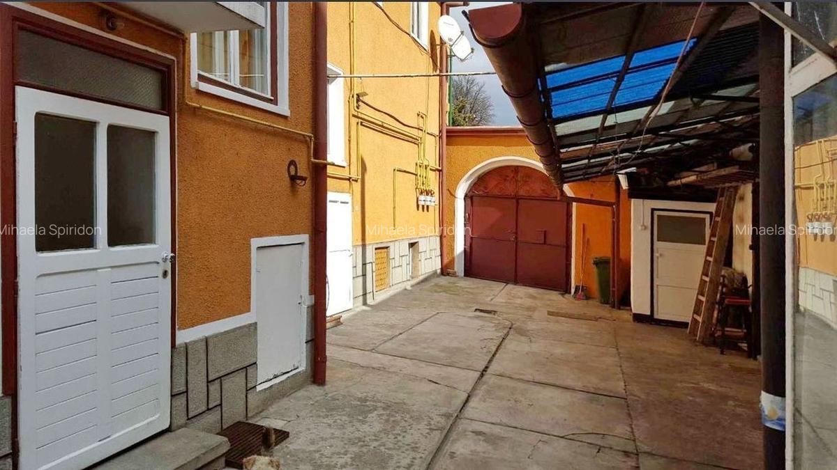 CASA SINGUR CURTE IN ZONA CENTRALA A BRASOVULUI - 2