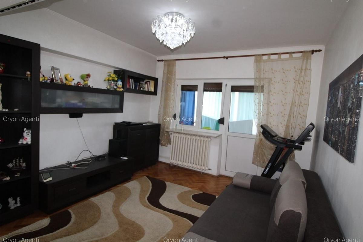 Apartament 3 camere, decomandat, etaj 3, strada 23 August - 2