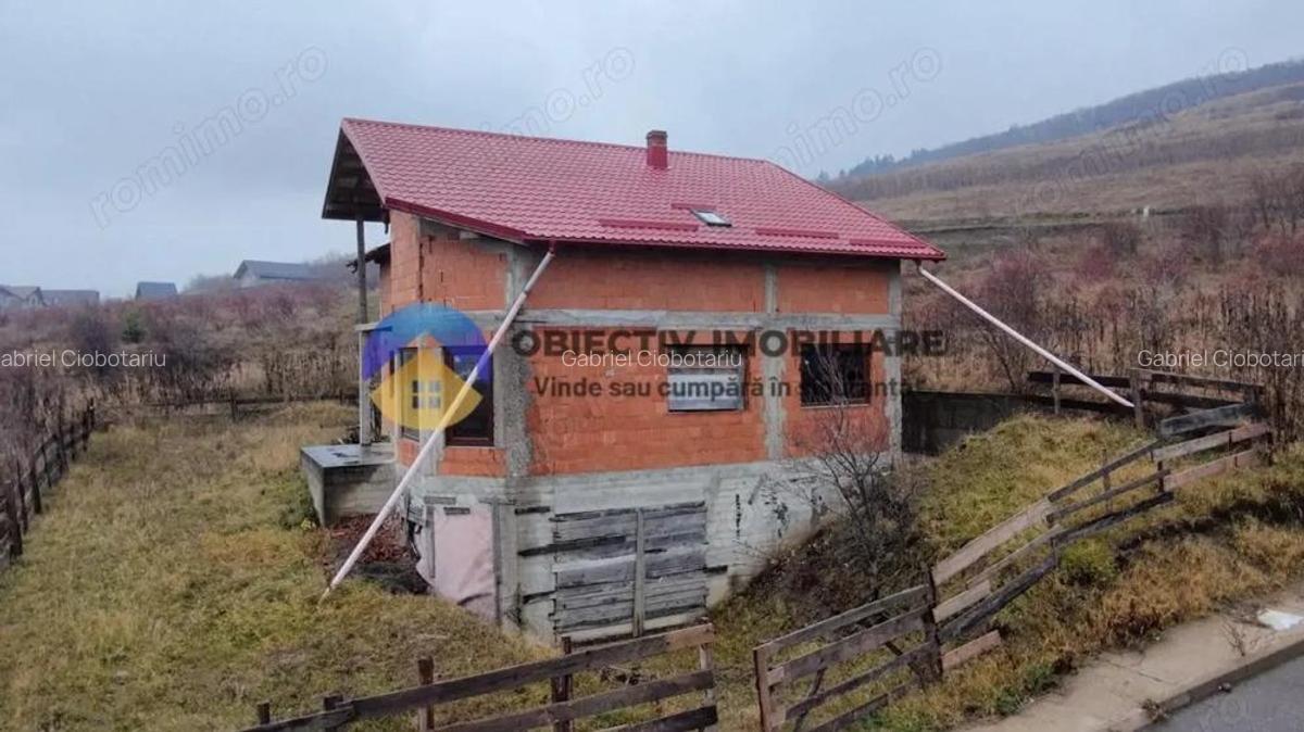 Vila la rosu + teren 500 mp de vanzare Zona Fermelor - 1