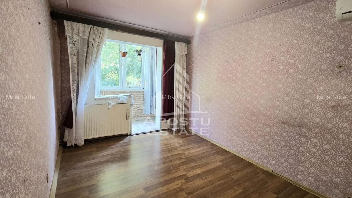 Apartament cu 4 camere, etaj intermediar, centrala proprie, zona Dacia - 1