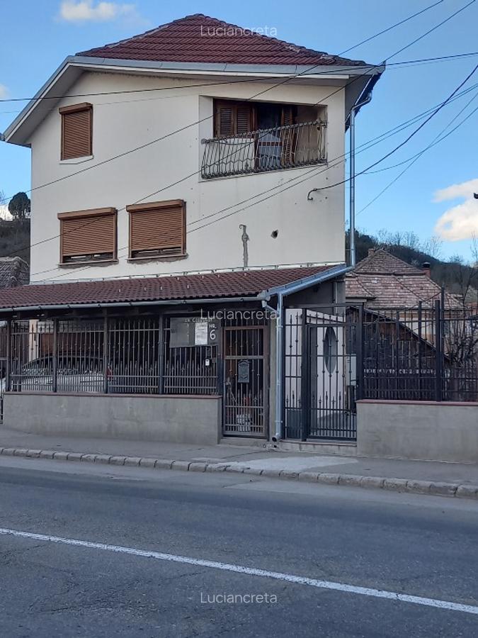 Vind  CASA  FAMILIARA sau cu destinatie PENSIUNE  cu 5 camere  5 bai - 1