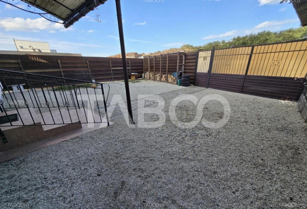 Casa de vanzare cu 6 camere 2 parcari curte libera 200 mp in - 2