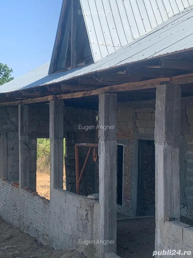 Casa la rosu de vanzare - 2