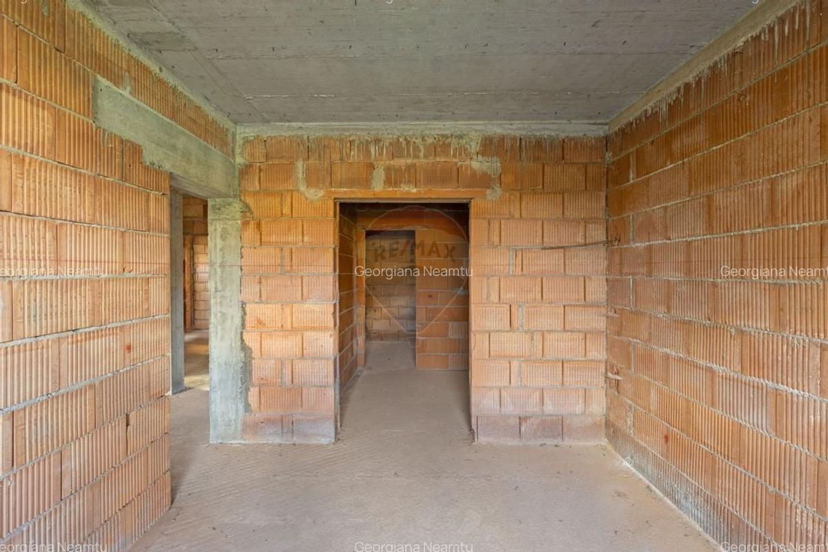 Casa la rosu cu teren generos, 500 mp, situata pe strada Ostasului - 20