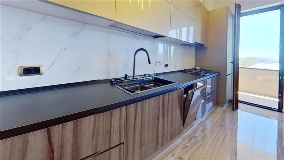 Lux Class, parcare, vedere panoramica zona Coresi, Tractorul Brasov - 3