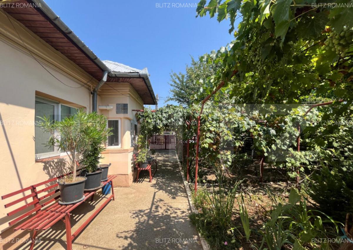 Proprietate formata din doua case si 1087 mp teren, zona Car - 1