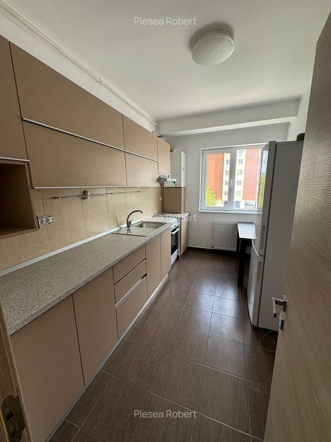 Metrou Aparatori 950 m - 2 camere Etaj 2 acte gata 86400 E  proprietar - 7